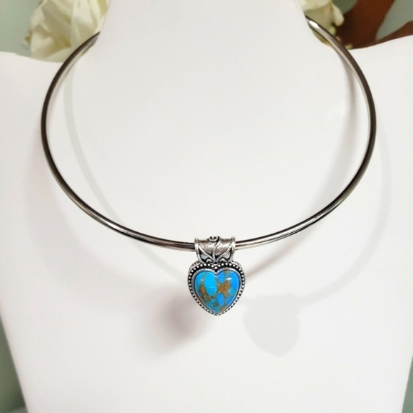 NWT CHOKER NACKLACE WITH TURQUOISE HEART CHARM. CHARMS ARE INTERCHANGEABLE - Picture 1 of 3